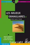 LES MILIEUX GRANULAIRES : ENTRE FLUIDE ET SOLIDE